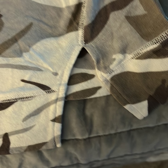 Vintage We the Free shirt. Camo/floral print mix size XS - Picture 4 of 5